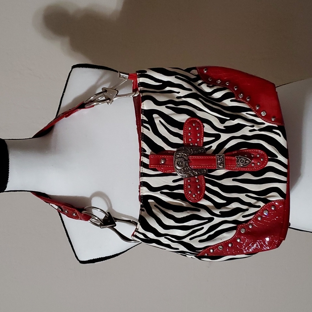 Single strap, faux leather detailed shoulder bag.